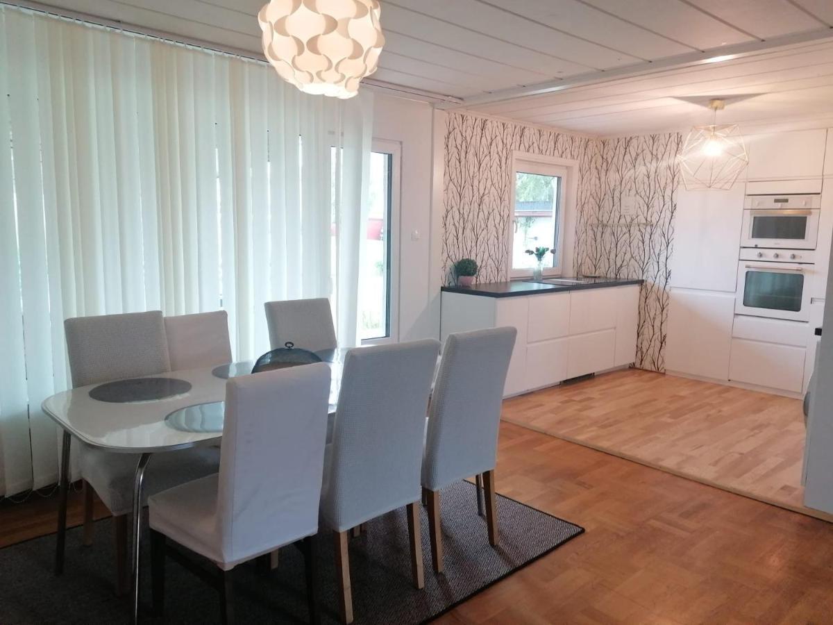Villa Med Egen Parkering. Moejlighet Att Boka Fran 1 Och Upp Till 5 Personer. Όρεμπρο Εξωτερικό φωτογραφία